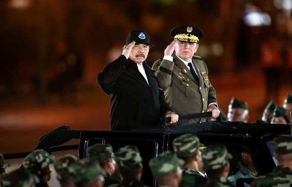 Daniel Ortega en desfile militar